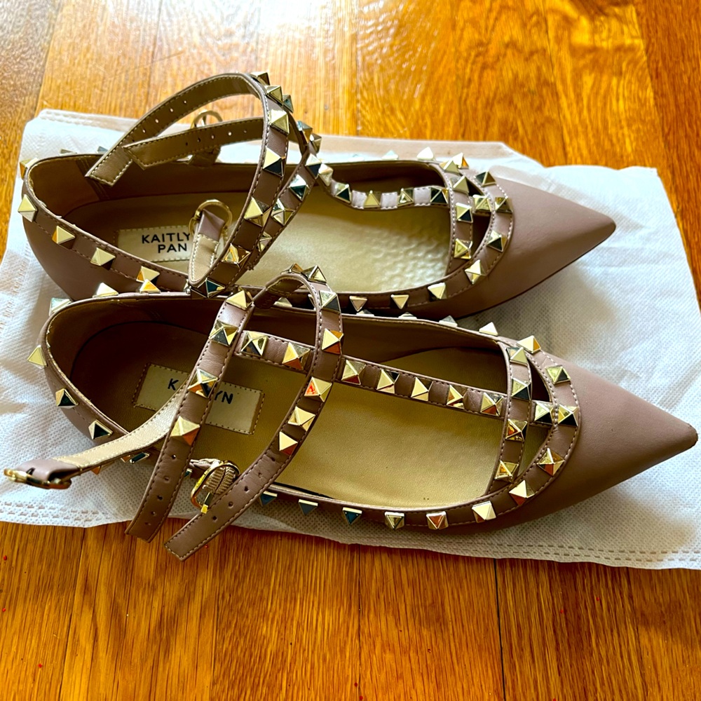 Kaitlyn Pan tan patent leather pointed-toe flats